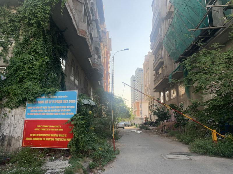 Chính quyền địa phương đã dán thông báo: “Cấm các phương tiện vận chuyển vật tư, vật liệu và người lao động vào thi công xây dựng công trình" trước khu đất của Công ty TNHH MTV Dịch vụ Công ích quận 4. Chính quyền địa phương đã dán thông báo: “Cấm các phương tiện vận chuyển vật tư, vật liệu và người lao động vào thi công xây dựng công trình" trước khu đất của Công ty TNHH MTV Dịch vụ Công ích quận 4.