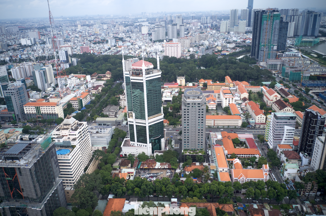 Trước đó, Thanh tra Chính phủ đã có kết luận về sai phạm tại dự án bất động sản ở số 33 Nguyễn Du và 34-36-42 Chu Mạnh Trinh và khiếu nại của các hộ dân liên quan đến dự án trên. Theo kết luận thanh tra, Vinafood 2 từng nhiều lần đề xuất với các cơ quan quản lý, bày tỏ việc muốn tự triển khai các dự án cao ốc văn phòng và nhà ở cao tầng tại khu đất này. Tuy nhiên, do khả năng tài chính yếu kém, suốt nhiều năm, Vinafood 2 vẫn không thể triển khai được dự án. Trước đó, Thanh tra Chính phủ đã có kết luận về sai phạm tại dự án bất động sản ở số 33 Nguyễn Du và 34-36-42 Chu Mạnh Trinh và khiếu nại của các hộ dân liên quan đến dự án trên. Theo kết luận thanh tra, Vinafood 2 từng nhiều lần đề xuất với các cơ quan quản lý, bày tỏ việc muốn tự triển khai các dự án cao ốc văn phòng và nhà ở cao tầng tại khu đất này. Tuy nhiên, do khả năng tài chính yếu kém, suốt nhiều năm, Vinafood 2 vẫn không thể triển khai được dự án.