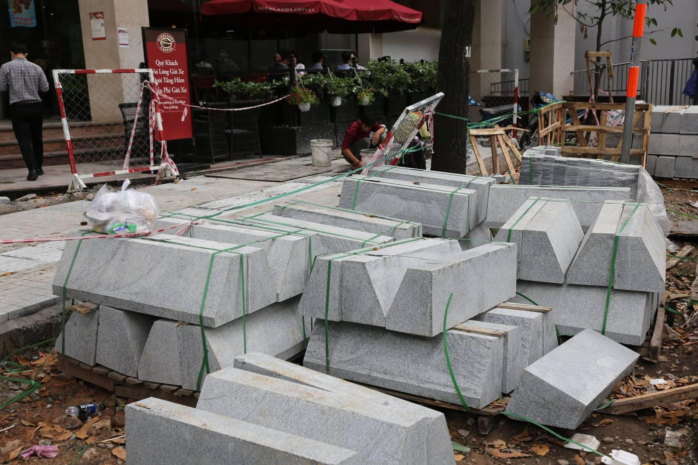 Công nhân lót đá trên vỉa hè xung quanh hồ Con Rùa hồi tháng 4. Ảnh: Chang Chang. Công nhân lót đá trên vỉa hè xung quanh hồ Con Rùa hồi tháng 4. Ảnh: Chang Chang.