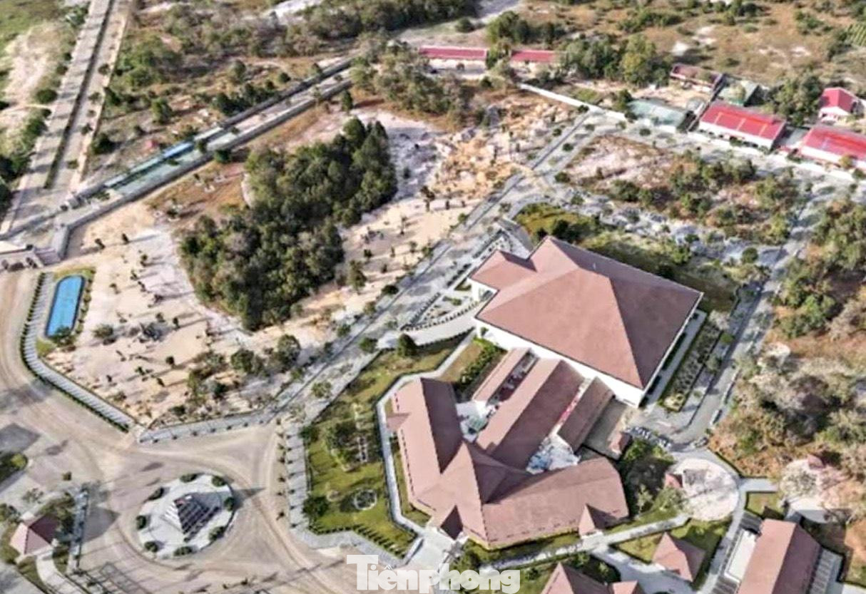 Dự án rừng dầu Hồng Liêm đang nằm trong danh sách các dự án đất đai, thương mại ở Bình Thuận mà Cơ quan điều tra Bộ Công an đang xác minh, điều tra. Dự án rừng dầu Hồng Liêm đang nằm trong danh sách các dự án đất đai, thương mại ở Bình Thuận mà Cơ quan điều tra Bộ Công an đang xác minh, điều tra.