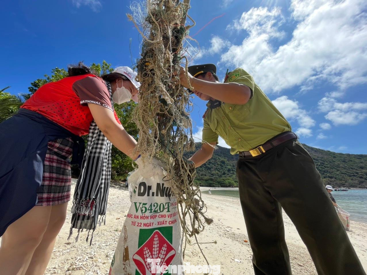 Rác từ đại dương, rác từ việc vứt xuống biển bừa bãi của ngư dân tạo thành những bãi rác tấp vào bờ. Việc này ảnh hưởng rất nhiều trong công tác vệ sinh môi trường, rác mắc kẹt vào trong các bãi đá rất khó để moi lên.
