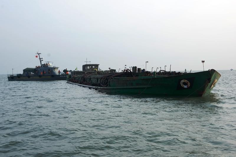 Đồn Biên phòng Bến Đá tạm giữ 4 phương tiện vi phạm để làm rõ vụ việc. Đồn Biên phòng Bến Đá tạm giữ 4 phương tiện vi phạm để làm rõ vụ việc.