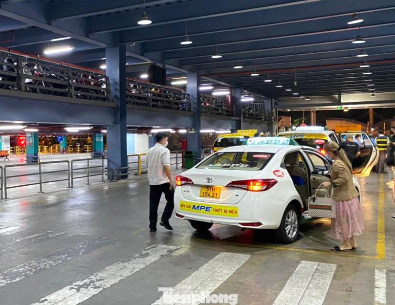 Hành khách đón taxi tại sân bay Tân Sơn Nhất.