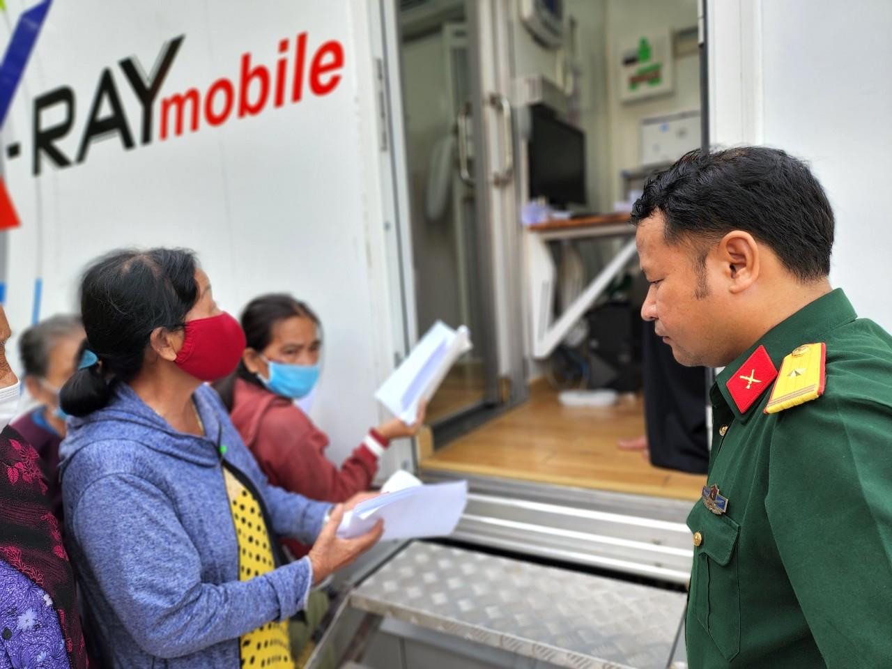 Tiền Phong và Bệnh viện 175 tổ chức chương trình 'Chung tay vì sức khỏe cộng đồng' tại Bình Thuận ảnh 11