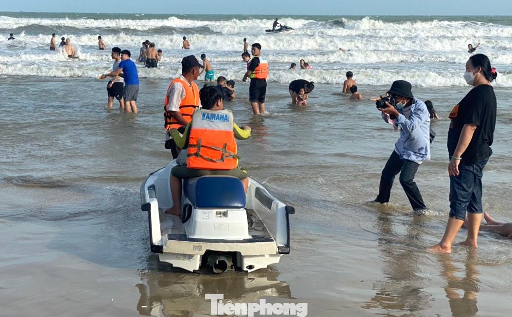 Một người mẹ thuê canô chụp hình lưu niệm cho con.