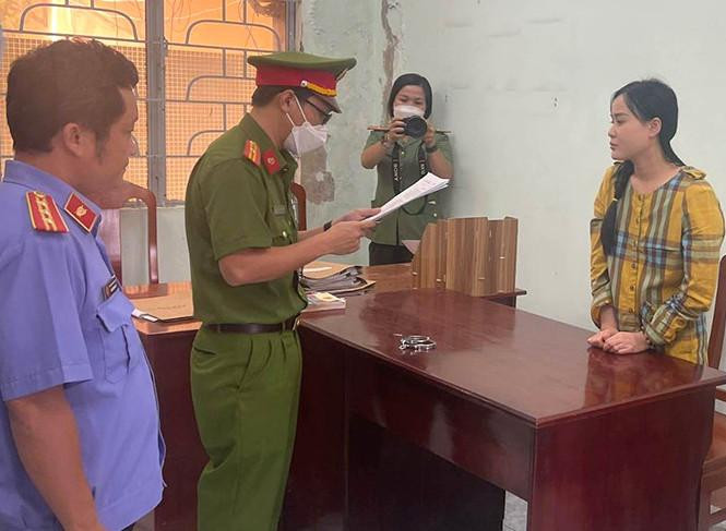 Ninh Thị Vân Anh (bìa phải) nghe công an đọc quyết định khởi tố bị can, bắt tạm giam hôm 13/10 Ninh Thị Vân Anh (bìa phải) nghe công an đọc quyết định khởi tố bị can, bắt tạm giam hôm 13/10