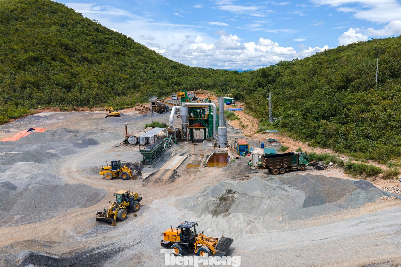 Một công trường xay đá 1-2 phục vụ thi công dự án. Một công trường xay đá 1-2 phục vụ thi công dự án.