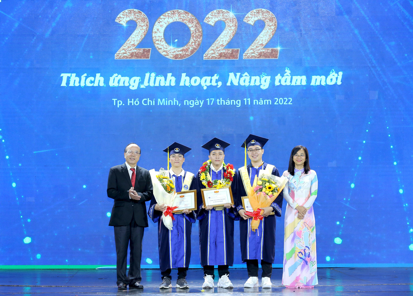 Trường ĐH Văn Hiến khen thưởng các Thủ khoa. Trường ĐH Văn Hiến khen thưởng các Thủ khoa.