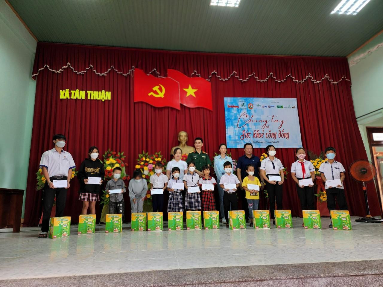 Báo Tiền Phong và Bệnh viện Quân Y 175 trao 15 suất học bổng, mỗi suất 1 triệu đồng cho các học sinh nghèo học giỏi ở xã Tân Thuận. Báo Tiền Phong và Bệnh viện Quân Y 175 trao 15 suất học bổng, mỗi suất 1 triệu đồng cho các học sinh nghèo học giỏi ở xã Tân Thuận.