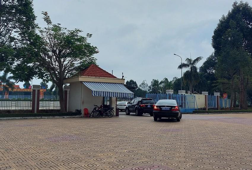 Đầu giờ chiều 29/10, nhiều ô tô và công an xuất hiện trong sân trụ sở UBND huyện Đất Đỏ. Ảnh: PLO. Đầu giờ chiều 29/10, nhiều ô tô và công an xuất hiện trong sân trụ sở UBND huyện Đất Đỏ. Ảnh: PLO.