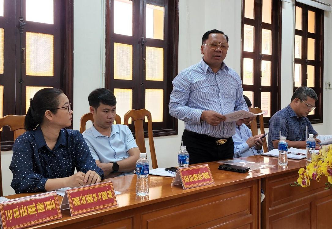 Ông Cao Thành Đức Trung - người đại diện ca sĩ Ngọc Sơn trả lời PV Tiền Phong tại cuộc họp.