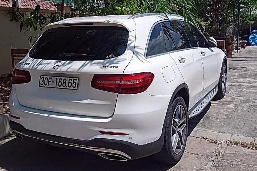 Xe ôtô Mercedes mang biển số 30F-168.65 đang bị công an tạm giữ. Xe ôtô Mercedes mang biển số 30F-168.65 đang bị công an tạm giữ.