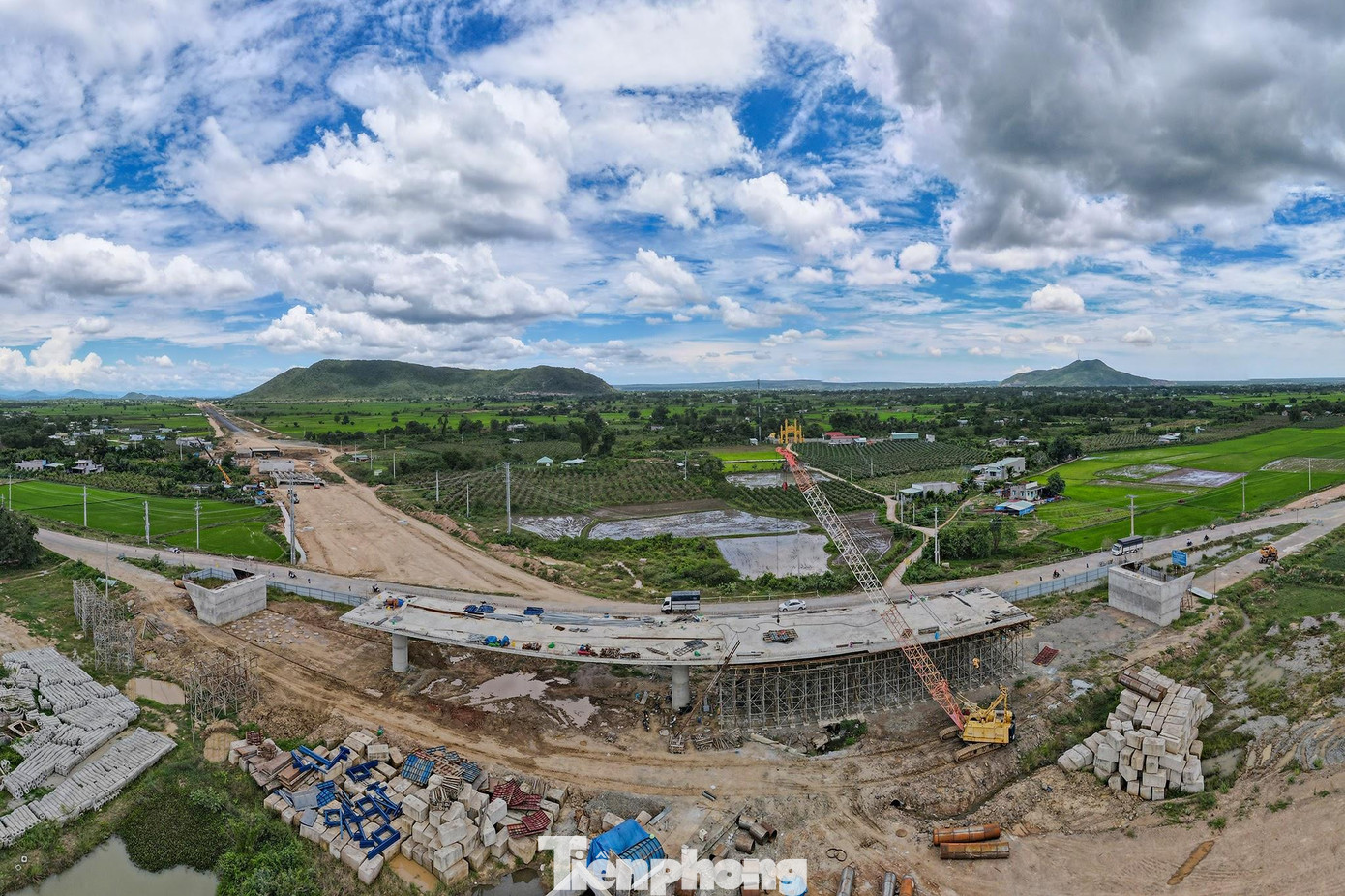 Từ đây, mở ra cơ hội lớn cho đầu tư phát triển khu vực Nam Trung Bộ và Tây Nguyên. Từ đây, mở ra cơ hội lớn cho đầu tư phát triển khu vực Nam Trung Bộ và Tây Nguyên.