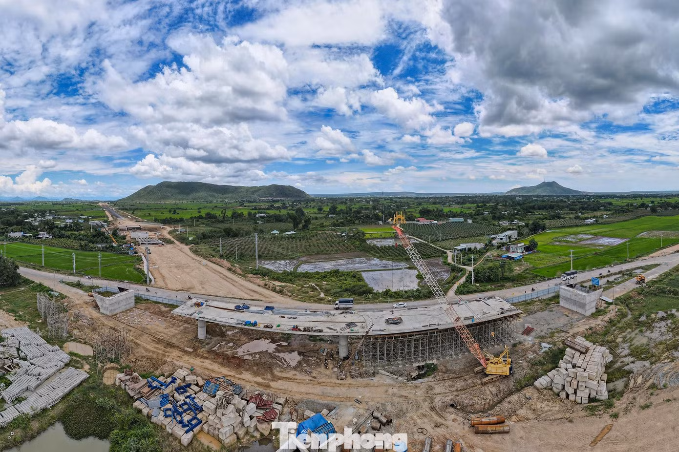 Từ đây, mở ra cơ hội lớn cho đầu tư phát triển khu vực Nam Trung Bộ và Tây Nguyên. Từ đây, mở ra cơ hội lớn cho đầu tư phát triển khu vực Nam Trung Bộ và Tây Nguyên.