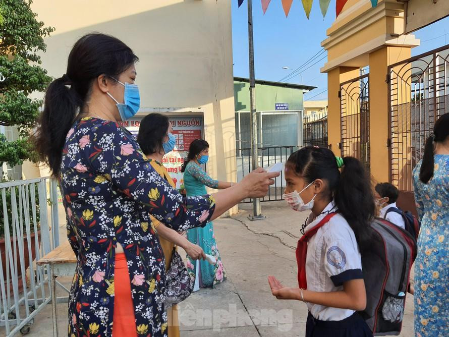 Dù số ca mắc COVID-19 trong trường học tăng cao nhưng tỉnh Bình Thuận, Bà Rịa-Vũng Tàu vẫn tiến hành song song hai hình thức dạy học trực tiếp tại trường và trực tuyến. Dù số ca mắc COVID-19 trong trường học tăng cao nhưng tỉnh Bình Thuận, Bà Rịa-Vũng Tàu vẫn tiến hành song song hai hình thức dạy học trực tiếp tại trường và trực tuyến.