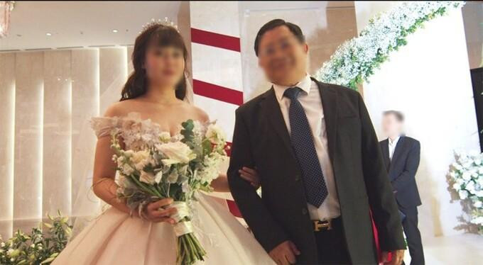 V.A. và người được thuê làm bố trong một hôn lễ ở Hà Nội. V.A. và người được thuê làm bố trong một hôn lễ ở Hà Nội.