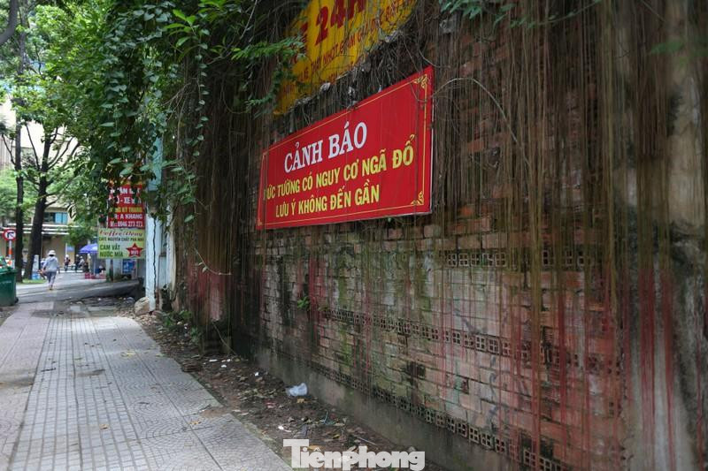 Cụ thể, ngày 29/4/2016, ông Đinh Trường Chinh (khi đó là đại diện pháp luật của Công ty TNHH Thương mại Dịch vụ Xây dựng Việt Hân Sài Gòn) đã ký hợp đồng thế chấp quyền sử dụng khu đất trên cho một ngân hàng để đảm bảo nghĩa vụ trả nợ cho khoản vay 1.683 tỷ đồng của VID. Cụ thể, ngày 29/4/2016, ông Đinh Trường Chinh (khi đó là đại diện pháp luật của Công ty TNHH Thương mại Dịch vụ Xây dựng Việt Hân Sài Gòn) đã ký hợp đồng thế chấp quyền sử dụng khu đất trên cho một ngân hàng để đảm bảo nghĩa vụ trả nợ cho khoản vay 1.683 tỷ đồng của VID.