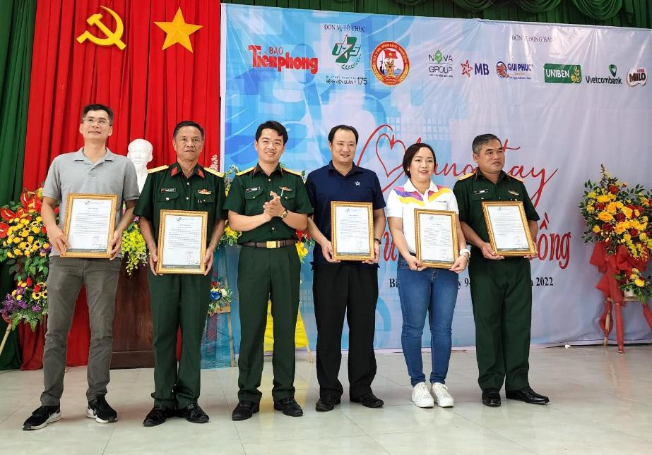 Bệnh viện Quân Y 175 tặng Thư cảm ơn cho các đơn vị đồng hành.