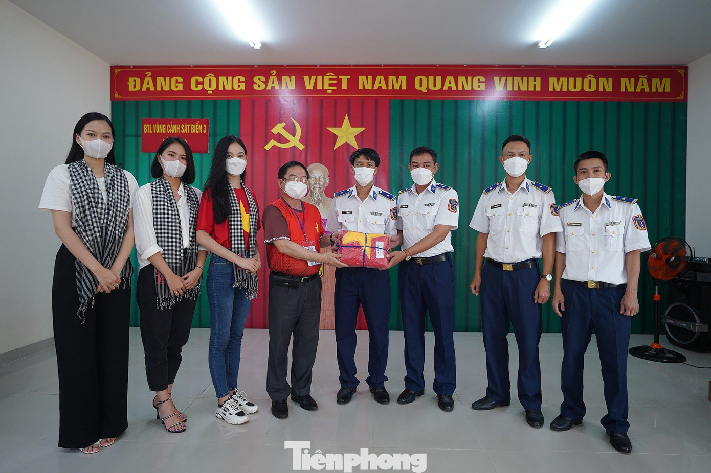 Nhà báo Lê Xuân Sơn và các người đẹp: Phạm Thị Phương Quỳnh, top 5 Hoa hậu Việt Nam 2020; Lê Trúc Linh, Người đẹp du lịch Hoa hậu Việt Nam 2020; Phùng Bảo Nghi, Người đẹp thể thao Hoa hậu Việt Nam 2020 tặng cờ cho Hải đội 33, Bộ Tư lệnh Cảnh sát biển 3.