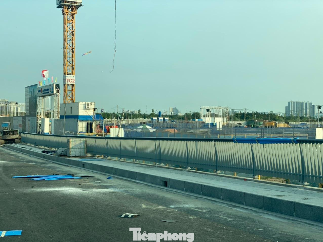 Vỉa hè của đường dẫn lên cầu phía TP Thủ Đức cũng đã được thi công xong. Vỉa hè của đường dẫn lên cầu phía TP Thủ Đức cũng đã được thi công xong.