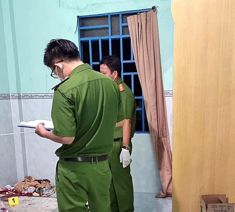 Công an đang khám nghiệm hiện trường.