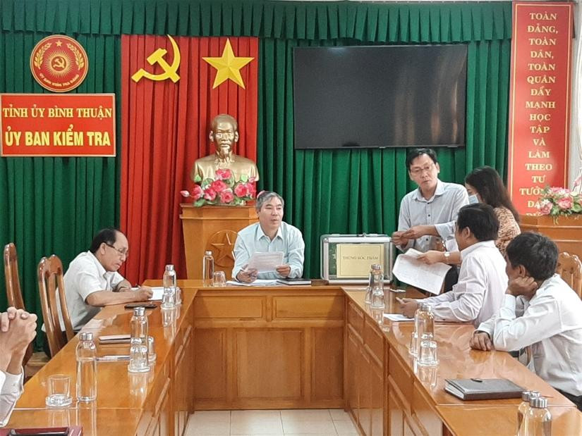 Các thành viên Ủy ban Kiểm tra Tỉnh ủy Bình Thuận bốc thăm để tiến hành xác minh tài sản, thu nhập. Các thành viên Ủy ban Kiểm tra Tỉnh ủy Bình Thuận bốc thăm để tiến hành xác minh tài sản, thu nhập.