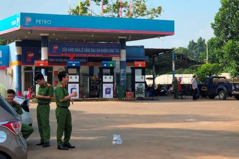 Công an tỉnh Bà Rịa-Vũng Tàu khám nghiệm hiện trường, xác định số lượng xăng giả đang chứa tại các bồn khác nhau tại Cửa hàng bán lẻ xăng dầu Gia Khiêm Vũng Tàu. Công an tỉnh Bà Rịa-Vũng Tàu khám nghiệm hiện trường, xác định số lượng xăng giả đang chứa tại các bồn khác nhau tại Cửa hàng bán lẻ xăng dầu Gia Khiêm Vũng Tàu.