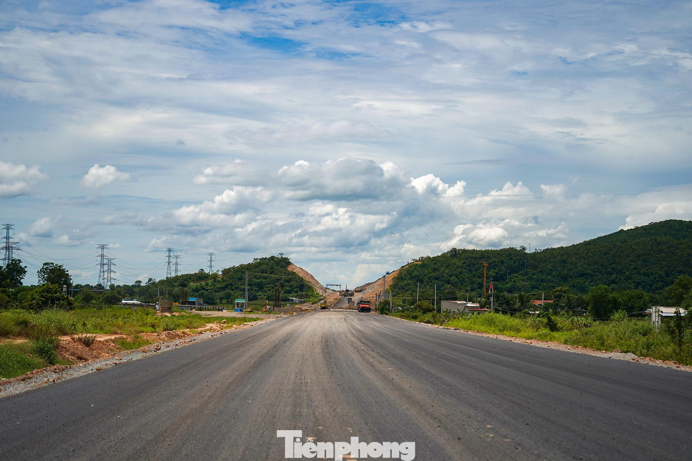 Công trình đường bộ cao tốc Bắc - Nam đoạn Vĩnh Hảo - Phan Thiết dài 100,8km qua tỉnh Bình Thuận, khởi công từ cuối tháng 9/2020. Tổng mức đầu tư gần 11.000 tỷ đồng gồm 2 giai đoạn, trong đó giai đoạn 1 đầu tư với quy mô 4 làn xe, giai đoạn 2 đầu tư mở rộng thành 6 làn xe. Công trình đường bộ cao tốc Bắc - Nam đoạn Vĩnh Hảo - Phan Thiết dài 100,8km qua tỉnh Bình Thuận, khởi công từ cuối tháng 9/2020. Tổng mức đầu tư gần 11.000 tỷ đồng gồm 2 giai đoạn, trong đó giai đoạn 1 đầu tư với quy mô 4 làn xe, giai đoạn 2 đầu tư mở rộng thành 6 làn xe.