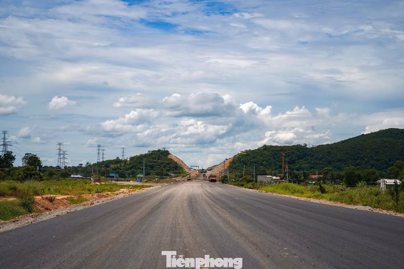Công trình đường bộ cao tốc Bắc - Nam đoạn Vĩnh Hảo - Phan Thiết dài 100,8km qua tỉnh Bình Thuận, khởi công từ cuối tháng 9/2020. Tổng mức đầu tư gần 11.000 tỷ đồng gồm 2 giai đoạn, trong đó giai đoạn 1 đầu tư với quy mô 4 làn xe, giai đoạn 2 đầu tư mở rộng thành 6 làn xe. Công trình đường bộ cao tốc Bắc - Nam đoạn Vĩnh Hảo - Phan Thiết dài 100,8km qua tỉnh Bình Thuận, khởi công từ cuối tháng 9/2020. Tổng mức đầu tư gần 11.000 tỷ đồng gồm 2 giai đoạn, trong đó giai đoạn 1 đầu tư với quy mô 4 làn xe, giai đoạn 2 đầu tư mở rộng thành 6 làn xe.