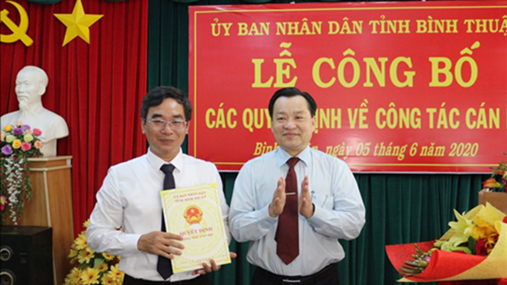 Ông Trần Hữu Thành (bên trái), lúc được bổ nhiệm giữ chức Giám đốc Sở Tài nguyên Môi trường tỉnh Bình Thuận vào ngày 5/6/2020.