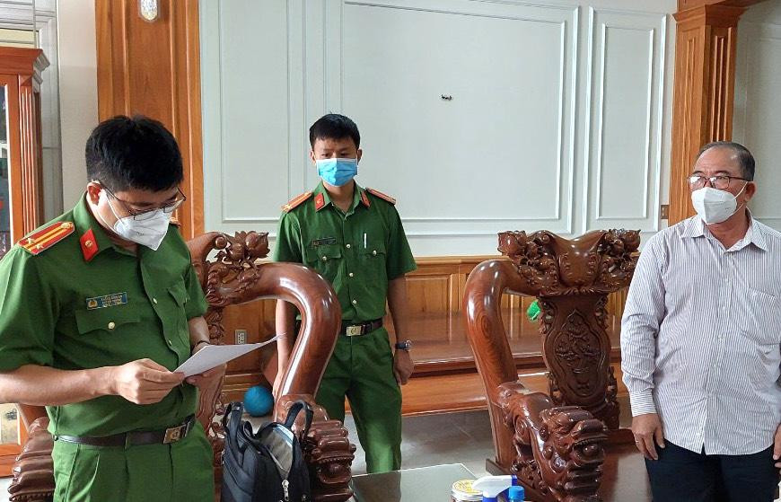 Cơ quan CSĐT Công an tỉnh Bà Rịa-Vũng Tàu tống đạt quyết định khởi tố vụ án, khởi tố bị can, lệnh khám xét đối với ông Minh.