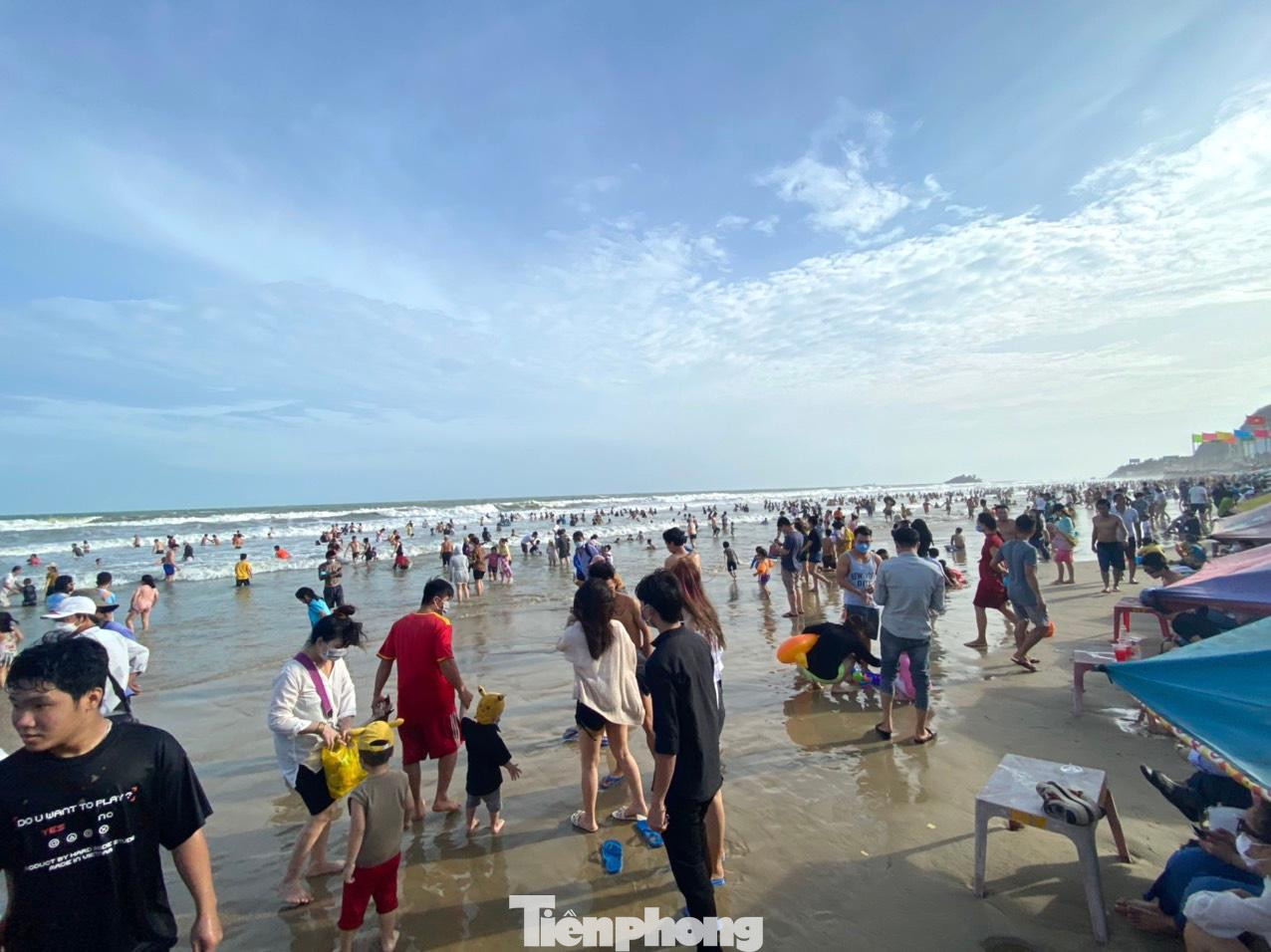 Trước khi xuống biển, du khách đều được lực lượng chức năng nhắc đeo khẩu trang nhưng sau khi xuống biển, nhiều người đã tháo bỏ khẩu trang.