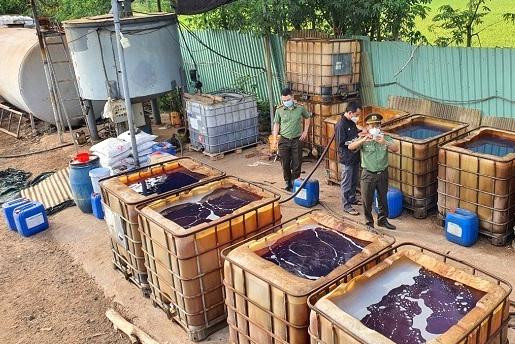 Cơ sở này có diện tích khoảng 4.000m2, được quây rào tôn cao từ 2-3m kín mít.