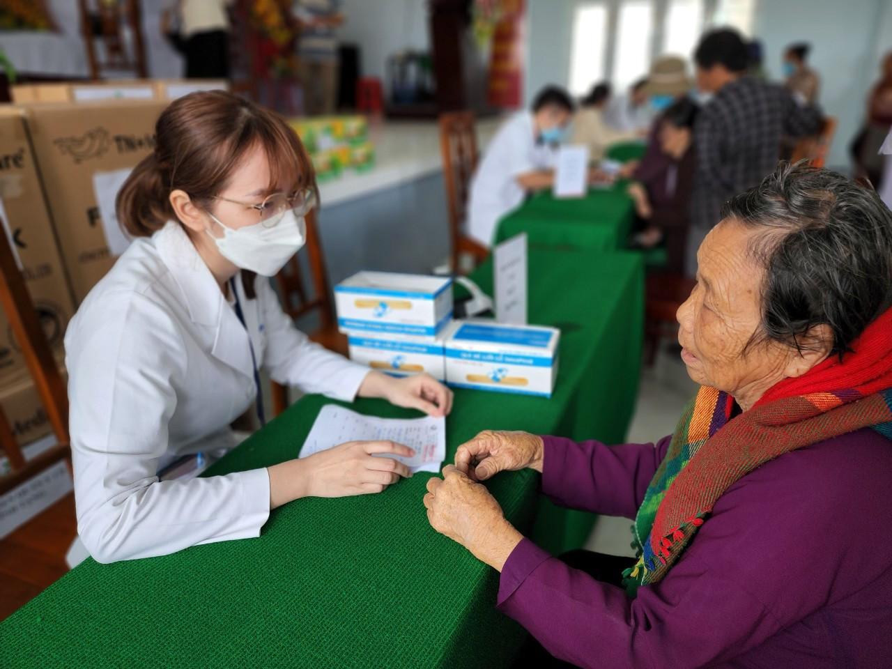 Y bác sĩ ân cần thăm khám cho bà con.