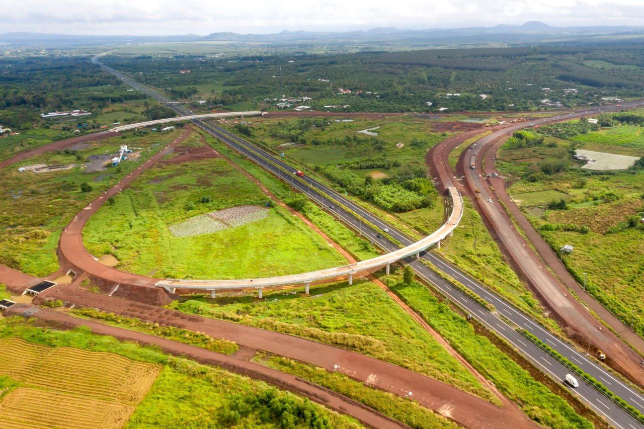 Hiện tại, có 69 mũi thi công đang được triển khai trên toàn tuyến. Một số đoạn đã hoàn thiện phần lòng đường, đơn vị thi công đang tiến hành các hạng mục còn lại như đổ lề đường để chuẩn bị đóng cọc, biển báo...