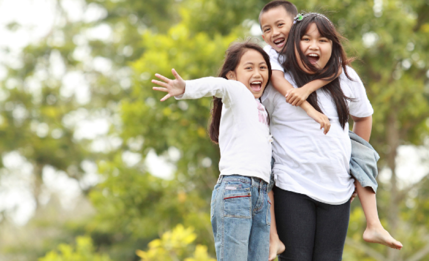 Hoạt động ngoại khóa giúp nâng cao thể chất và rèn luyện kỹ năng sống cần thiết cho trẻ. Hình ảnh: Freepik.