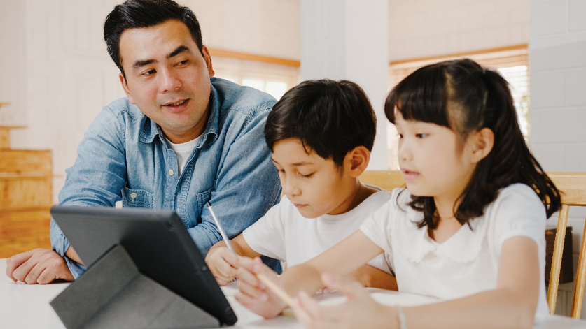 Học trực tuyến quá lâu trong giãn cách khiến nhiều trẻ trở nên uể oải, kém hoạt bát. Hình ảnh: Freepik.