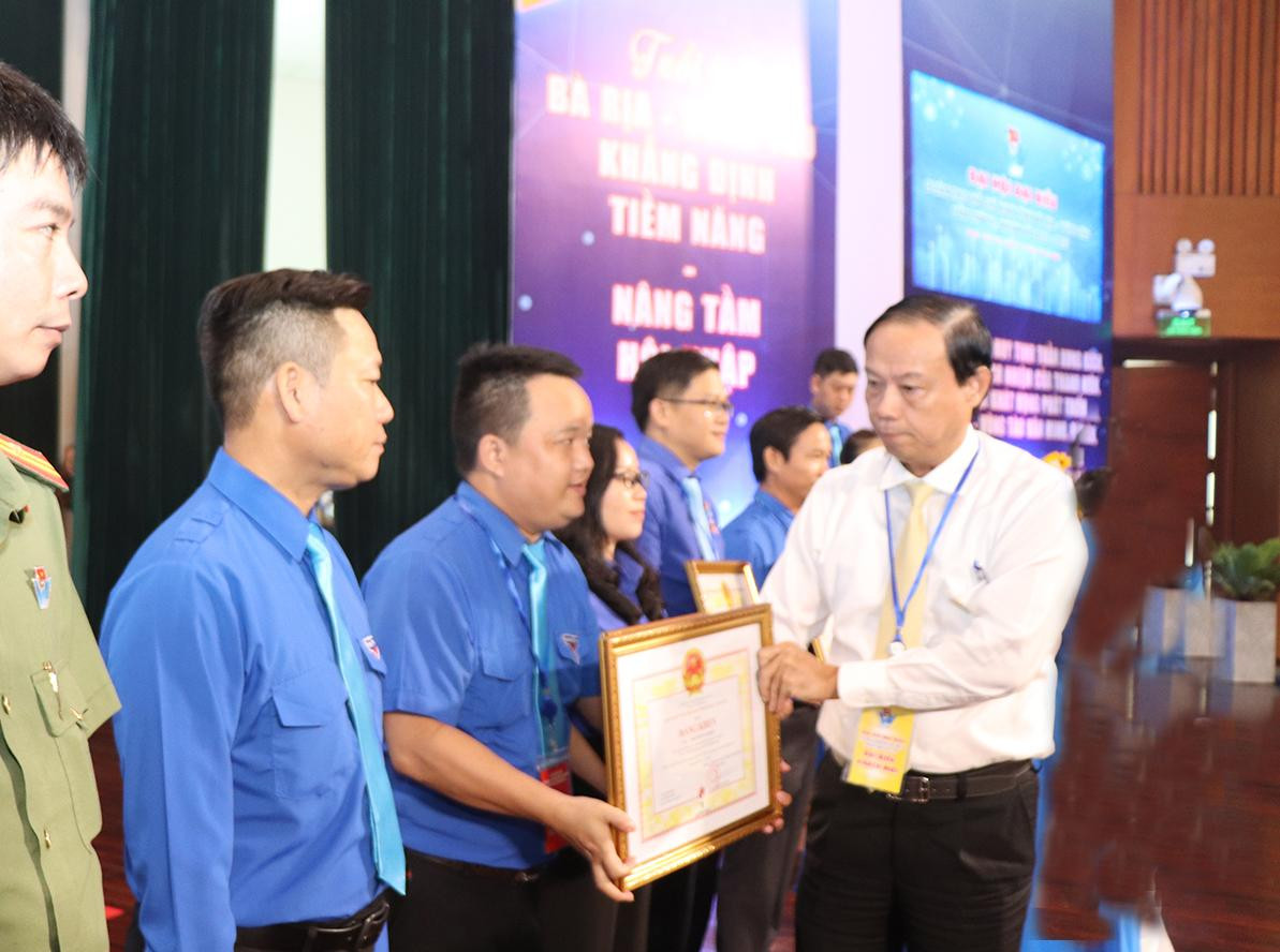 Ông Nguyễn Văn Thọ, Chủ tịch UBND tỉnh Bà Rịa-Vũng Tàu trao Bằng khen cho các tập thể, cá nhân có thành tích xuất sắc trong công tác Đoàn và phong trào thanh thiếu nhi tỉnh Bà Rịa-Vũng Tàu nhiệm kỳ 2017-2022.