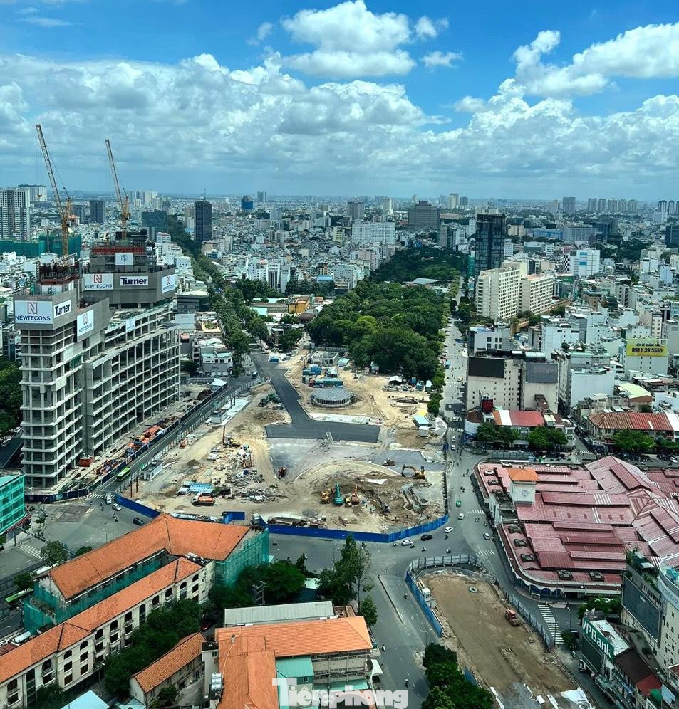 Hiện tại, trước khu vực trước chợ Bến Thành, quận 1 vẫn còn ngổn ngang.