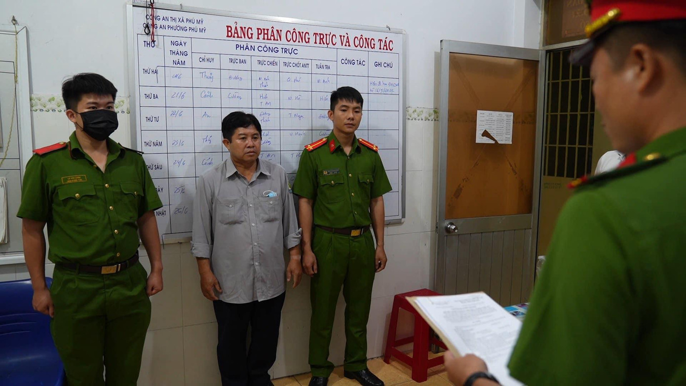 Ông Cao Quốc Phát nghe công an tống đạt quyết định khởi tố bị can, thực hiện lệnh bắt tạm giam 3 tháng.