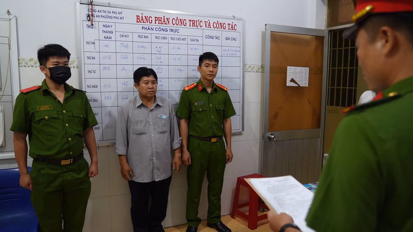Ông Cao Quốc Phát nghe công an tống đạt quyết định khởi tố bị can, thực hiện lệnh bắt tạm giam 3 tháng.