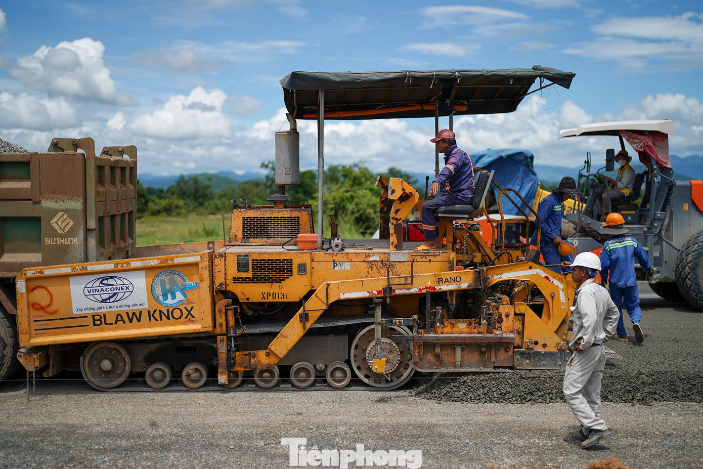Trên công trường, các nhà thầu huy động nhân lực làm việc tăng ca, bổ sung thiết bị, dây chuyền thi công... Trên công trường, các nhà thầu huy động nhân lực làm việc tăng ca, bổ sung thiết bị, dây chuyền thi công...