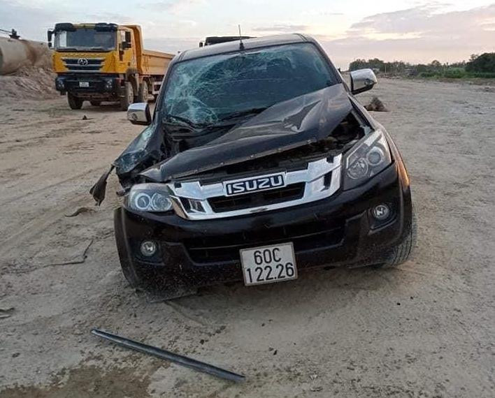 Xe bán tải 60C-122.26 bị hư hỏng nặng.