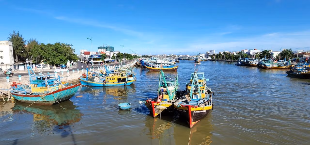 Nhiều tàu thuyền ở Bình Thuận đã được neo đậu an toàn. Nhiều tàu thuyền ở Bình Thuận đã được neo đậu an toàn.