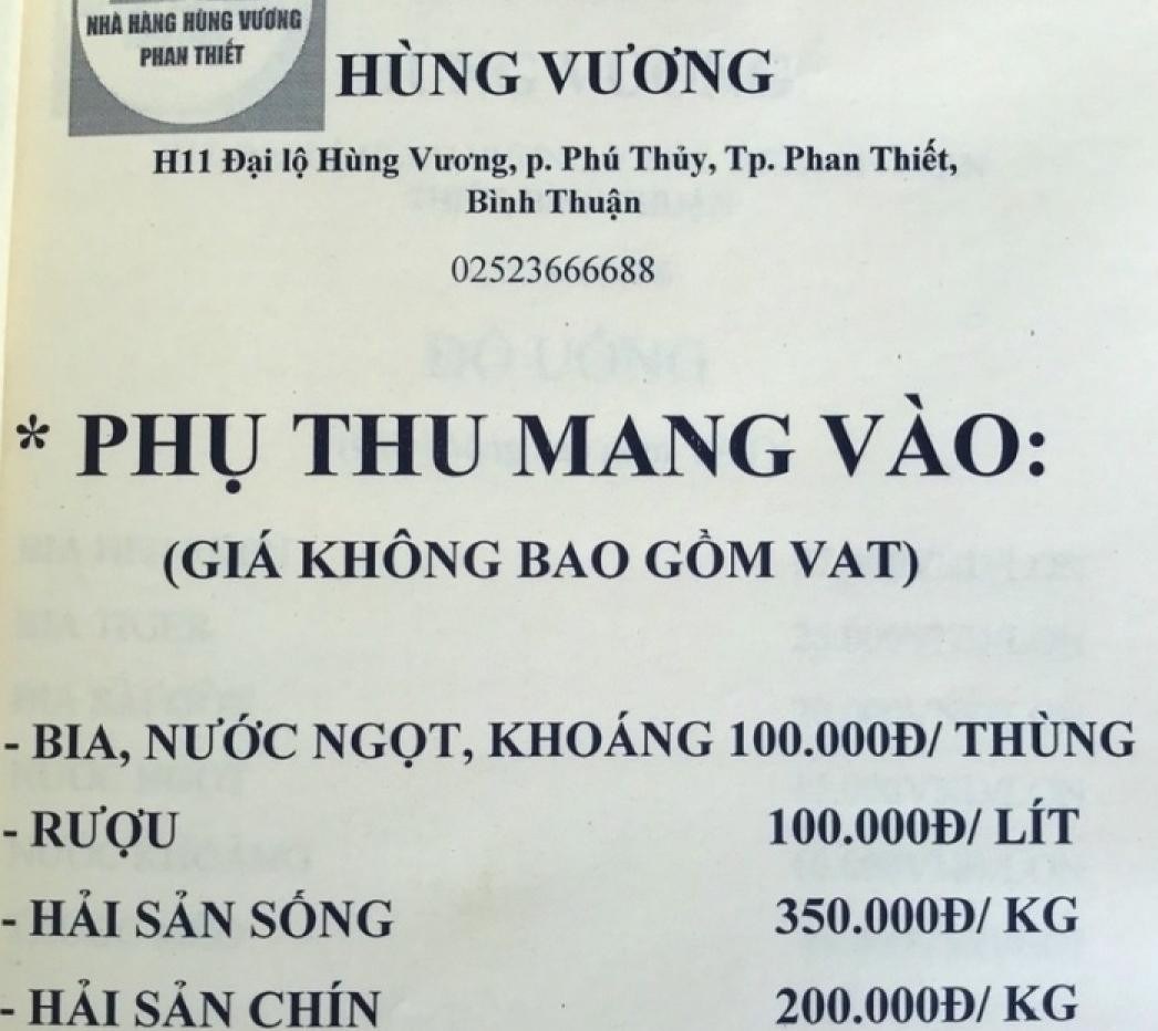 Giá niêm yết phụ thu khi mang hải sản sống vào nhà hàng Hùng Vương là 350.000 đồng/kg. Giá niêm yết phụ thu khi mang hải sản sống vào nhà hàng Hùng Vương là 350.000 đồng/kg.