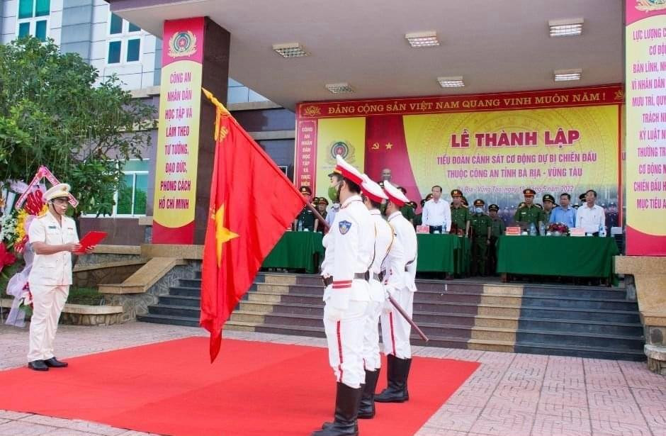 Đại diện Ban chỉ huy Tiểu đoàn Cảnh sát cơ động dự bị chiến đấu thuộc đọc lời tuyên thệ. Đại diện Ban chỉ huy Tiểu đoàn Cảnh sát cơ động dự bị chiến đấu thuộc đọc lời tuyên thệ.