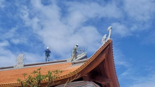 Công nhân tháo dỡ "đền Phúc Giang" trong những ngày đầu rồi để đó.