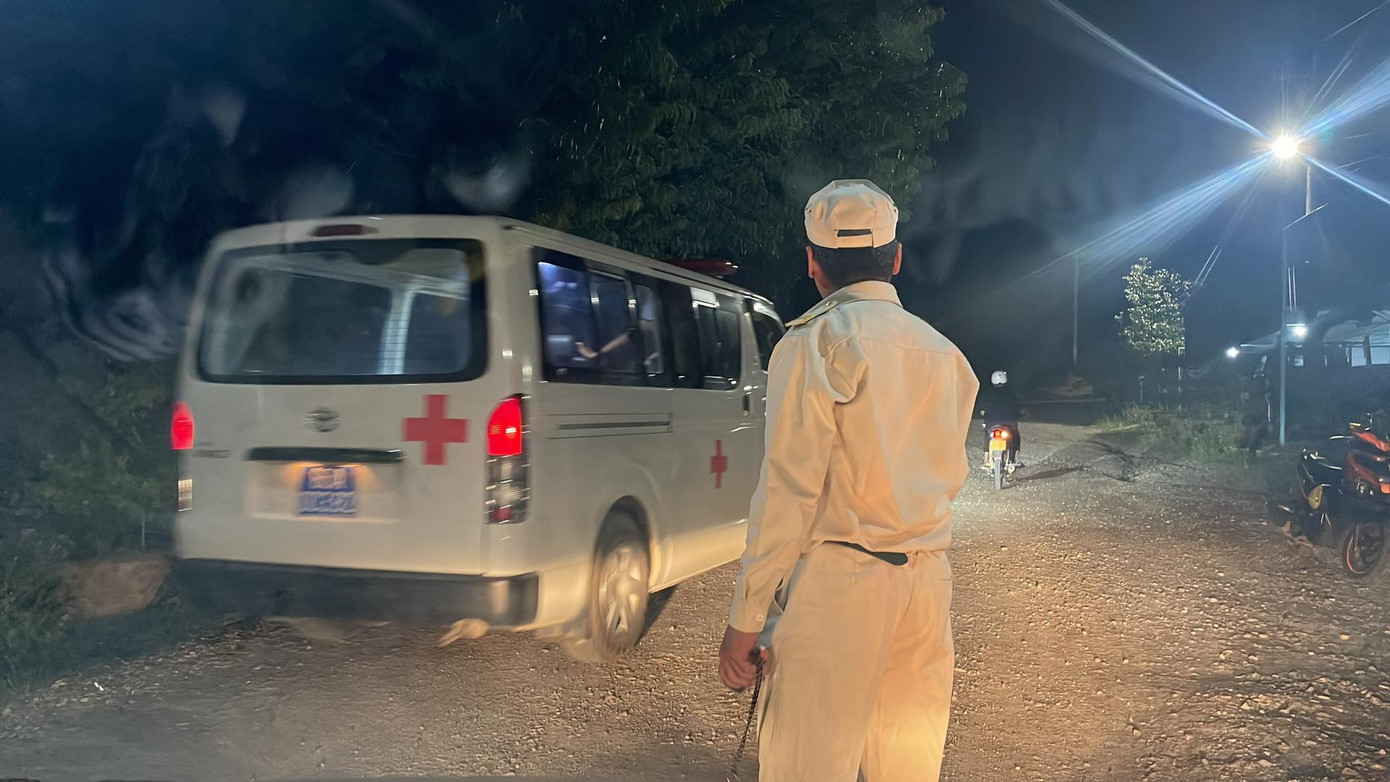 Xe cứu thương được huy động đến hiện trường. Ảnh: Báo Bình Thuận. Xe cứu thương được huy động đến hiện trường. Ảnh: Báo Bình Thuận.