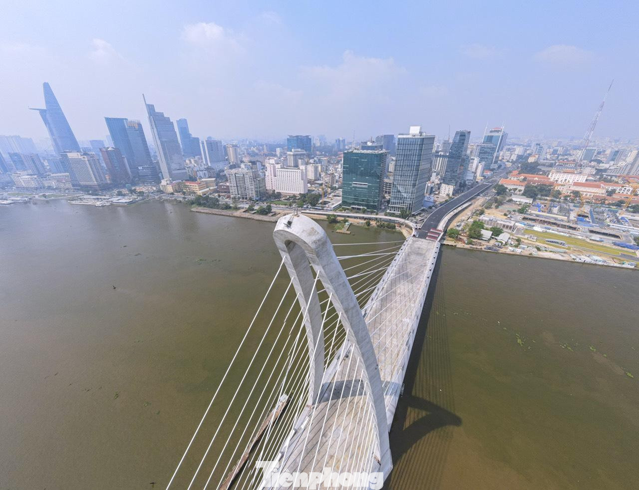 Công trình cầu Thủ Thiêm 2 dài hơn 1,4 km, trong đó phần cầu dài 886 m với 6 làn xe; thiết kế dây văng với trụ tháp chính cao 113 m. Công trình cầu Thủ Thiêm 2 dài hơn 1,4 km, trong đó phần cầu dài 886 m với 6 làn xe; thiết kế dây văng với trụ tháp chính cao 113 m.