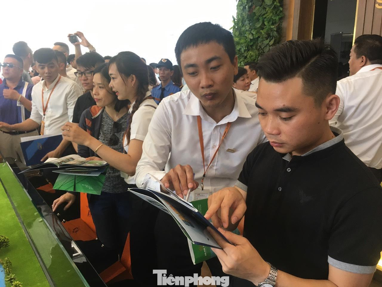 Một số ngân hàng đang lách tín dụng vào bất động sản bằng chiêu “tín dụng bán lẻ”.